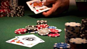 Người chơi Poker nên đánh bài khi thấy cơ hội đến, tránh đợi bài quá lâu